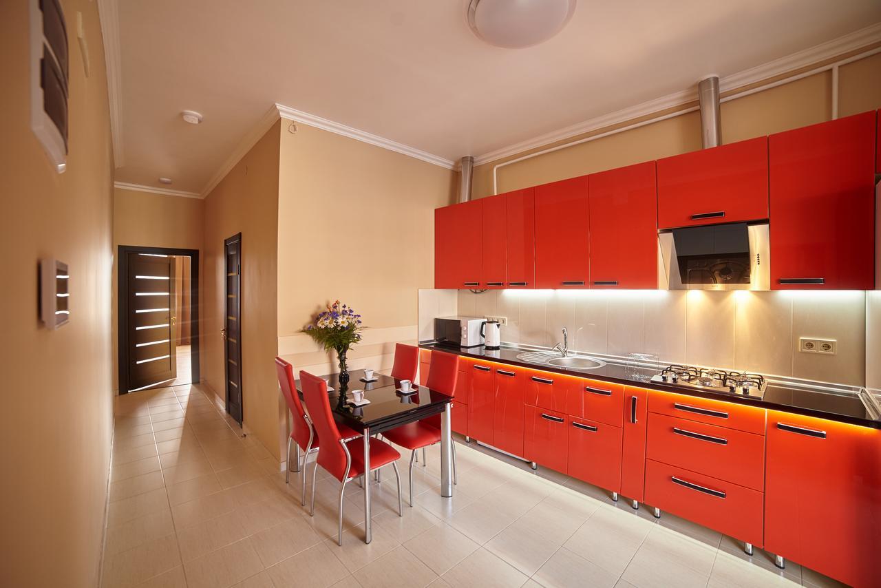 2 Bedrooms Apartment 150M From Opera House Leopoli Esterno foto