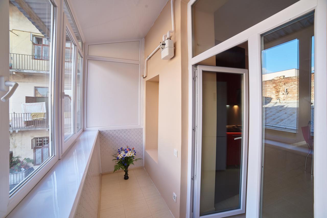 2 Bedrooms Apartment 150M From Opera House Leopoli Esterno foto
